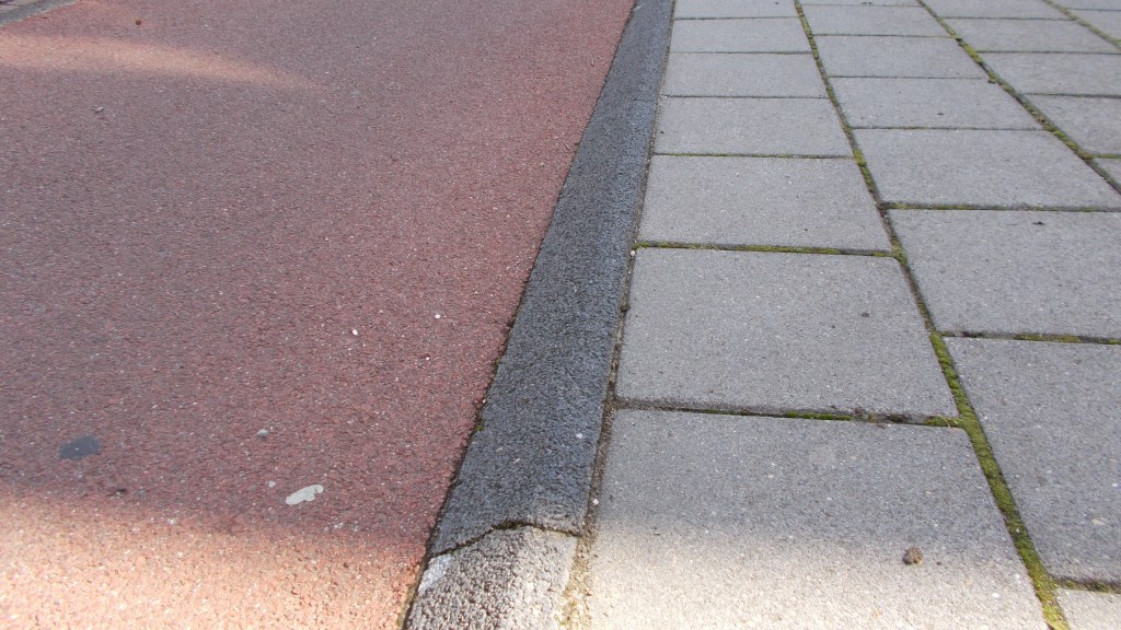 Close few of a sloped kerb between a cycle track and a footway.